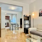 Classy & Spacious Аpartment Next To National Palace Of Culture For 4 Guests