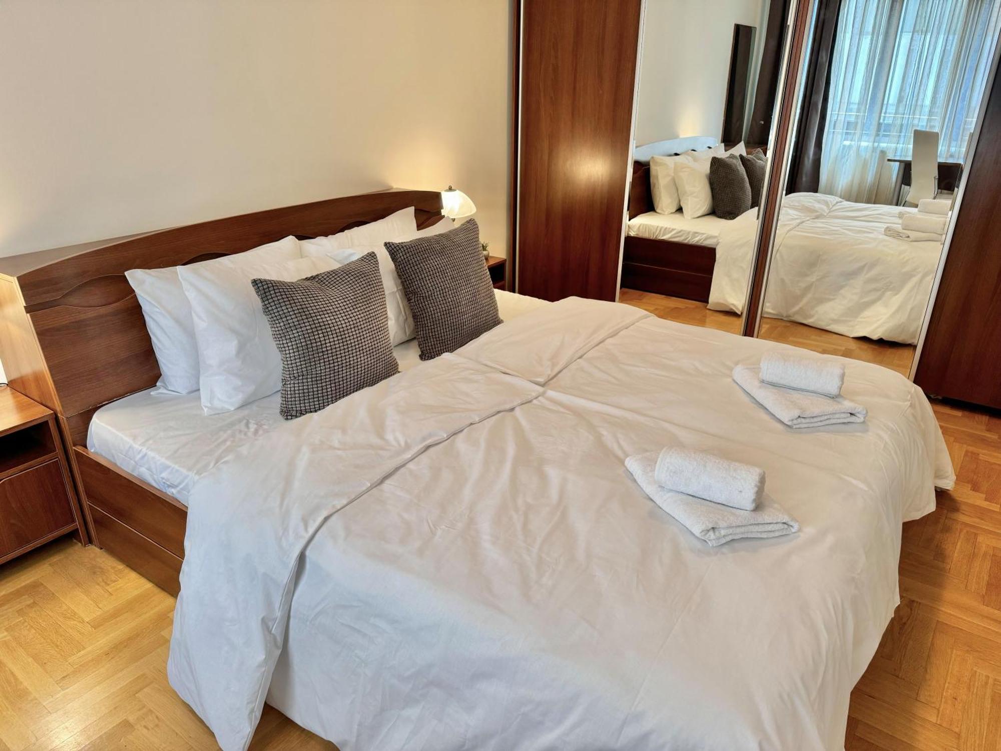 Classy & Spacious аpartment Next To National Palace Of Culture For 4 Guests Apartemen