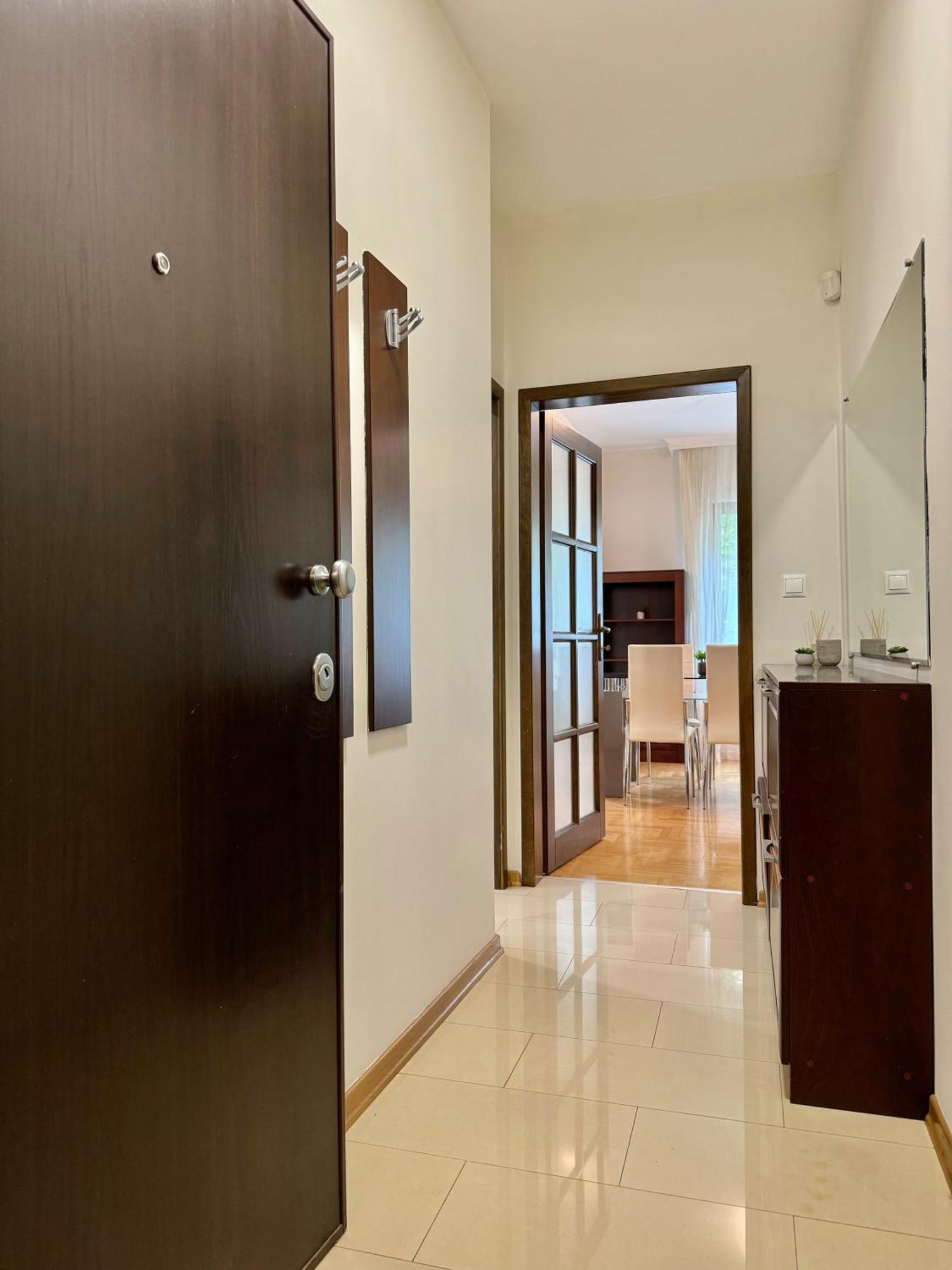 Classy & Spacious аpartment Next To National Palace Of Culture For 4 Guests Apartemen